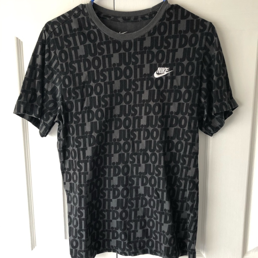 SOLD 2 for $20 GUC Men’s Nike T-shirt Sz: S - Picture 1 of 4